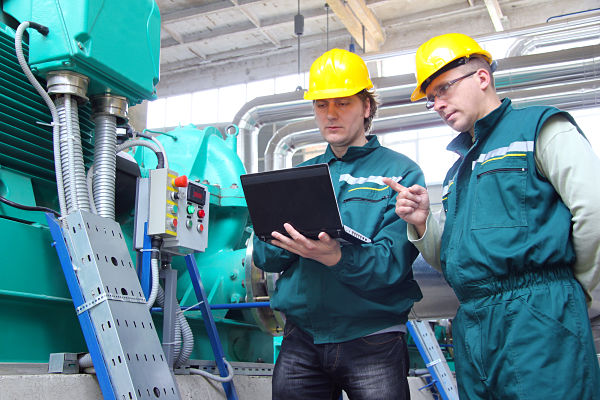 Trabajadores realizando mantenimiento industrial