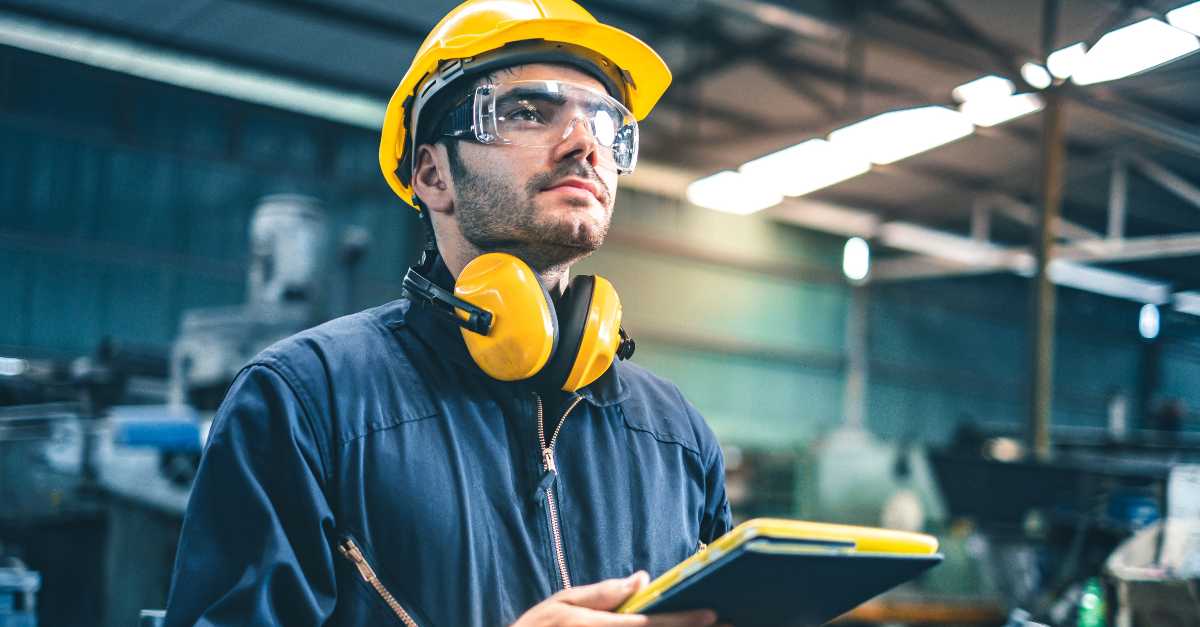 Técnico de mantenimiento industrial analizando maquinaria en planta tras una parada
