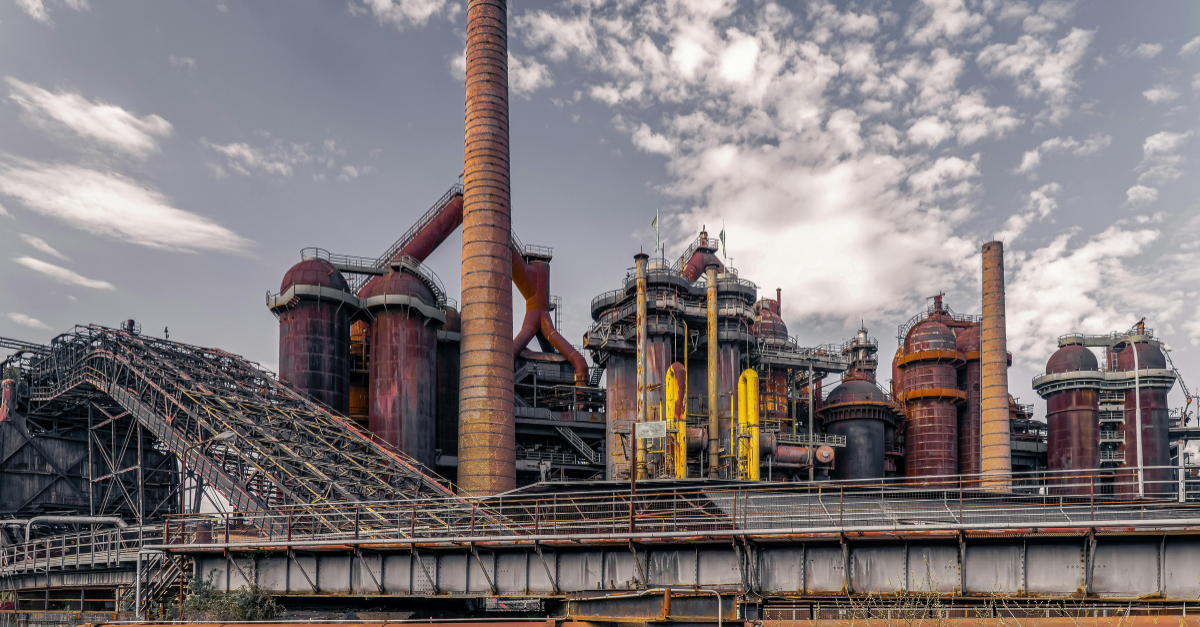 Planta industrial con instalaciones envejecidas donde el mantenimiento industrial es clave para asegurar la producción